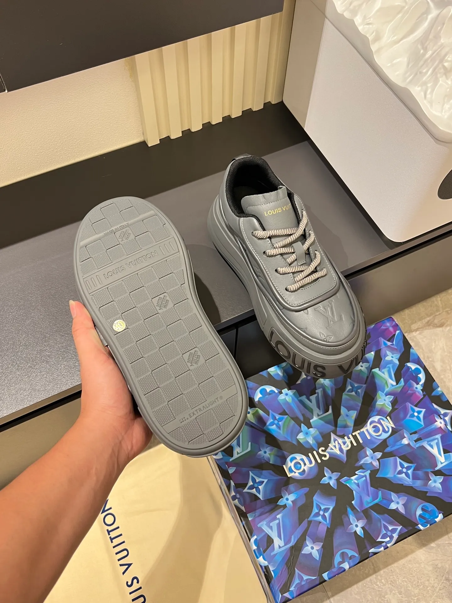 p560 "LOUI* VUITTO*" popular men's casual shoes, genuine development in Italy💯Purchase level quality✔️The upper is made of official website material first-layer cowhide, comfortable and soft sheepskin feet⚡️Fashionable and versatile. The toe last shape is firm and full, and the soles are made from LV original molds and can be freely entered and exited the counter. They are light and comfortable on the foot~purely handmade, details determine the quality! Size:39-44, (38.45 customized)